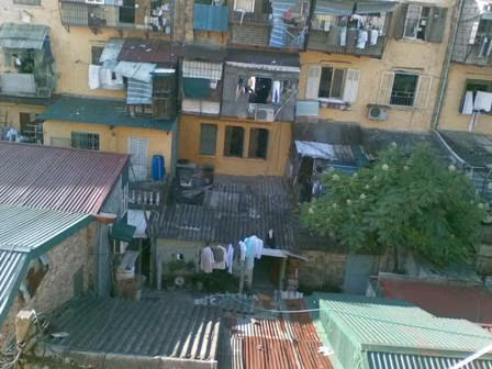 Cảnh lụp xụp tại Khu tập thể Quỳnh Mai. Ảnh: VnMedia.