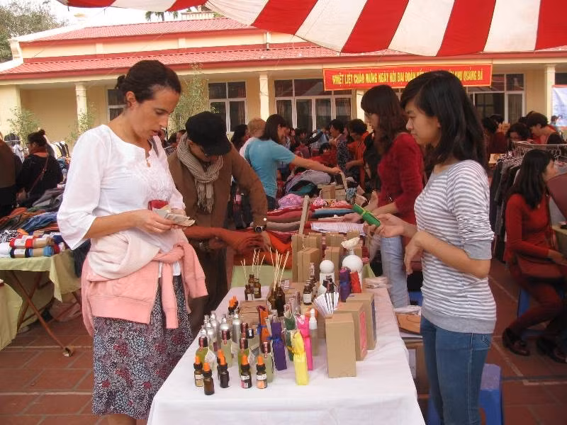 Theo ban tổ chức, họ đã lên kế hoạch cho chợ phiên từ hơn 1 tháng trước đây. Sau khi thông tin của ban tổ chức được phát đi, ngay lập tức đã có rất nhiều chủ hàng đăng ký tham gia. Chi phí hiện tại để tham gia chợ phiên là 300.000 đồng/bàn.