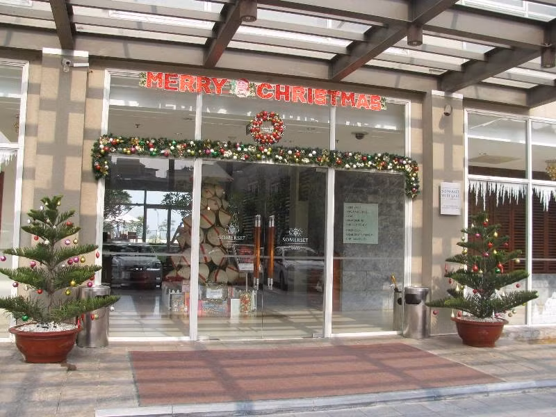 Chào đón Giáng sinh bên ngoài khách sạn Somerset.