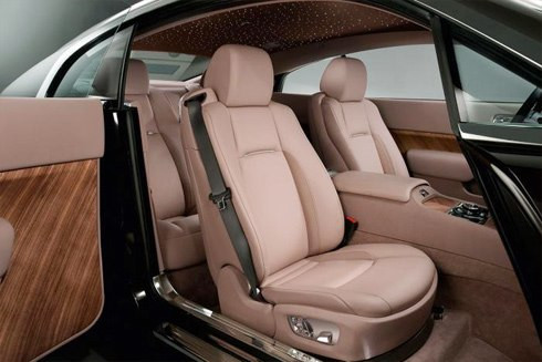 Mẫu xe được trang bị nội thất bọc da và các chi tiết trang trí bằng gỗ cao cấp. Ngoài ra, mẫu xe này còn được trang bị hệ thống SAT dựa vào số liệu của hệ thống GPS.