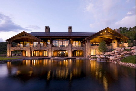 Toàn cảnh biệt thự khi hoàng hôn buông xuống.