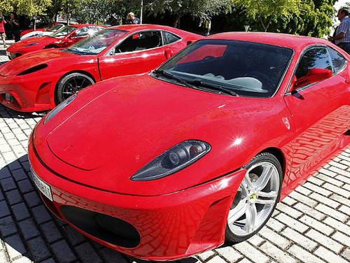 Hồi tháng 8 vừa qua, cảnh sát Tây Ban Nha bắt 8 người và thu giữ 17 chiếc Ferrari nhái tại 2 garage chuyên độ và bán xe. Hai garage này chuyên biến những mẫu xe thể thao hoặc bình dân thành những chiếc ô tô đắt tiền và bán chúng trên mạng. Những chiếc xe này được quảng cáo bán với giá khoảng 53.000 USD, so với giá của những mẫu xe thật vào khoảng 260.000 USD trên thị trường.
