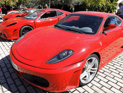 Hồi tháng 8 vừa qua, cảnh sát Tây Ban Nha bắt 8 người và thu giữ 17 chiếc Ferrari nhái tại 2 garage chuyên độ và bán xe. Hai garage này chuyên biến những mẫu xe thể thao hoặc bình dân thành những chiếc ô tô đắt tiền và bán chúng trên mạng. Những chiếc xe này được quảng cáo bán với giá khoảng 53.000 USD, so với giá của những mẫu xe thật vào khoảng 260.000 USD trên thị trường.