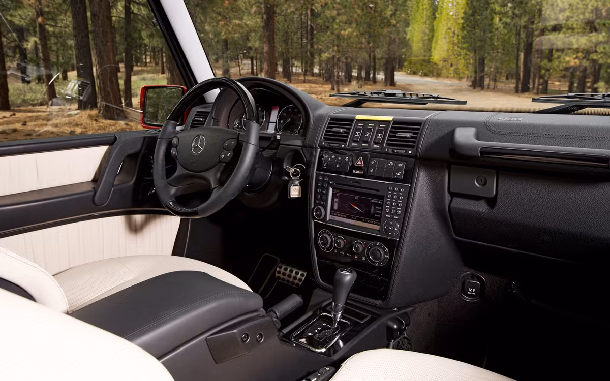 Về nội thất, siêu xe cho bạn cảm giác trái ngược khi trang bị da và gỗ óc chó.