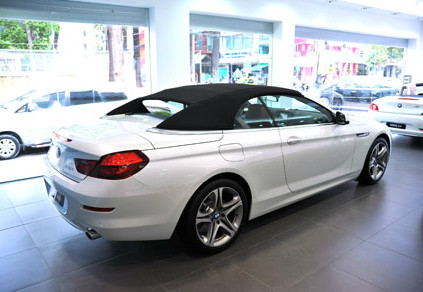 BMW Series 6 Convertible mới sử dụng bộ mui xếp mềm, được điều khiển đóng/mở điện, với thiết kế "vây kép" đặc trưng phía sau. Việc đóng/mở mui xe tự động được thao tác thông qua một nút bấm trên bộ điều khiển trung tâm. Mất 19 giây để mở mui xe, và 24 giây để đóng mui trở lại. Cả 2 thao tác đều có thể hoạt động khi xe đang vận hành ở vận tốc 40km/h.