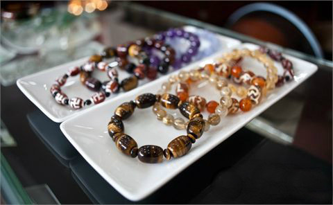 Mỗi chiếc vòng đá phong thủy có giá từ vài trăm nghìn đồng đến vài triệu đồng, thậm chí chục triệu đồng tùy vào độ tinh xảo và chất liệu đính kèm như vàng, bạc.