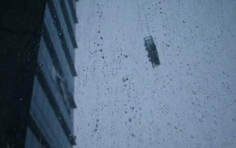 Cảnh chiếc lồng bị gió thổi và đập liên tục vào tầng 23 của tòa nhà vào ngày 9/8/2011 (Ảnh chụp lại từ clip). Ảnh: Dân Việt.