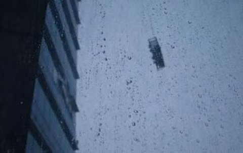 Cảnh chiếc lồng bị gió thổi và đập liên tục vào tầng 23 của tòa nhà vào ngày 9/8/2011 (Ảnh chụp lại từ clip). Ảnh: Dân Việt.