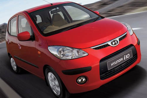 Hyundai i10 có nhiều phiên bản khác nhau, bao gồm động cơ xăng 1,1 lít Epsilon i4, động cơ chạy dầu diesel 1,1 lít CRDI VGT U-line i3, và động cơ chạy xăng 1,2 lít Kappa i4. Khách hàng cũng có thể lựa chọn giữa hệ thống số sàn 5 tốc độ hoặc số tự động 4 tốc độ. Giá của mẫu xe này là 9.096 USD.