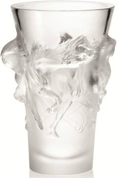 Một sản phẩm chế tác hình ngựa nổi trên pha lê.