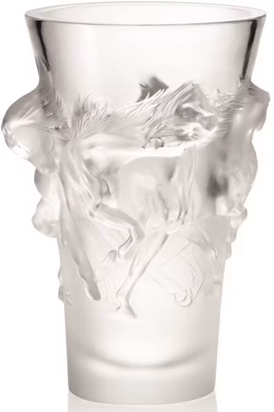 Một sản phẩm chế tác hình ngựa nổi trên pha lê.