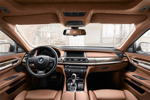 Điểm nhấn của 760Li Sterling còn tập trung nhiều ở không gian nội thất. Tựa đầu của xe được thêu hình trăng lưỡi liềm, biểu tượng quốc tế cho bạc.