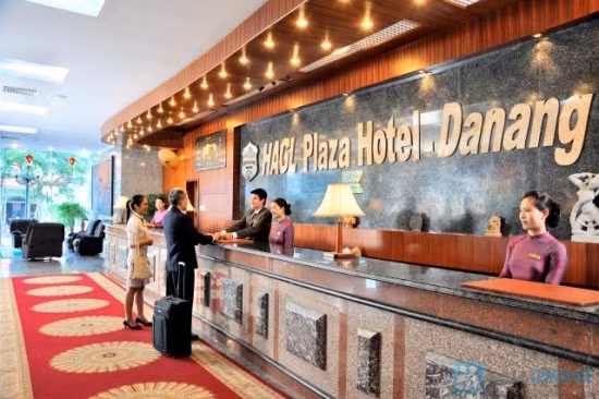 Khách sạn Hoàng Anh Gia Lai Plaza là khách sạn đạt tiêu chuẩn 5 sao quốc tế, nằm ở trung tâm Đà Nẵng, cách sân bay quốc tế Đà Nẵng khoảng 1.5km. Đây là khách sạn cao nhất tại Đà Nẵng với 23 tầng.