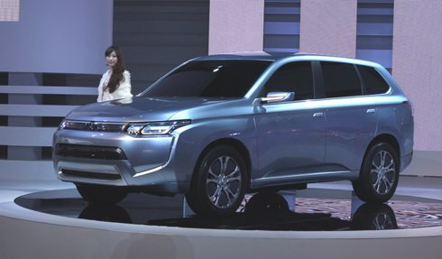 Mitsubishi concept PX-MiEV II trang bị động cơ xăng dung tích 2 lít và thêm 2 động cơ điện, đạt mức tiêu thụ 1,7 lít cho 100 km. Xe có chế độ vận hành tiếp kiệm, pin không những được nạp điện năng từ động cơ xăng, mà còn từ mạng điện lưới, hệ thống cũng cho phép thu hồi động năng khi đạp phanh.