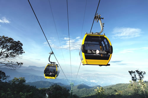 Trong đó, tuyến cáp treo thứ 3 tại Bà Nà cũng đạt được 4 kỷ lục thế giới cho: Tuyến cáp 1 dây dài nhất thế giới với tổng chiều dài hơn 5.771 m, độ chênh lệch giữa ga đi và ga đến cao nhất thế giới với hơn 1.368 m, chiều dài một sợi cáp không nối dài nhất thế giới với 11.587 m và độ nặng cuộn cáp nặng nhất thế giới với 141,24 tấn.