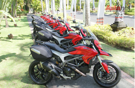 Hyperstrada 2013 được trang bị động cơ Testastretta nghiêng 11 độ, dung tích 821 cc. Động cơ sản sinh công suất tối đa 110 mã lực tại 9.250 vòng/phút và mô-men xoắn cực đại 90 Nm tại 7.750 vòng/phút. Bộ khung mắt cao bằng thép ống có đường kính 34 mm mới khá giống với đàn anh Hypermotard.