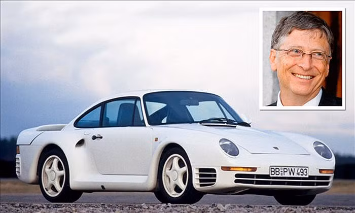 Tỷ phú giàu nhất nước Mỹ Bill Gates tỏ ra yêu thích thương hiệu Porsche và đã gắn bó với chiếc 959 Coupe gần 13 năm nay. Chiếc xe của Bill Gates là một trong 337 chiếc 959 Coupe sản xuất từ những năm 1980 để đua.