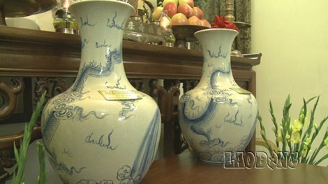 Đôi bình đựng đất ở Trường Sa được dâng lên Đại tướng