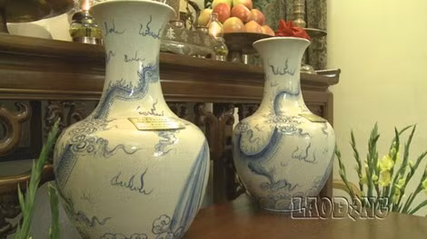 Đôi bình đựng đất ở Trường Sa được dâng lên Đại tướng