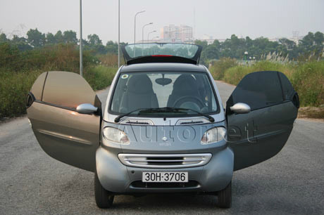 Động cơ của xe được đặt ở phía dưới khoang hành lý, có thể dễ dàng tiếp cận qua 2 lần mở các tấm che chắn. Còn khoang hành lý, là một khoảng không gian phẳng, không hẹp lắm.