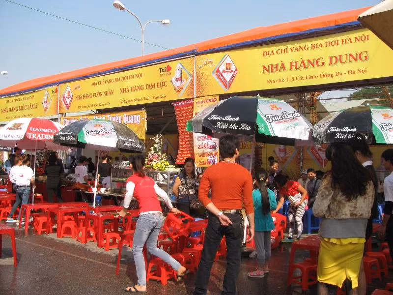 Khuôn viên ẩm thực ở đây được phủ bạt rộng hàng ngàn m2 với các điểm trưng bày hàng tiện nghị, lịch sự, đáp ứng gần 50.000 ghế ngồi cho khách tham dự. Đặc biệt, các nhà hàng phục vụ ăn uống trong lễ hội đều cam kết đảm bảo an toàn vệ sinh thực phẩm, bán đúng giá...