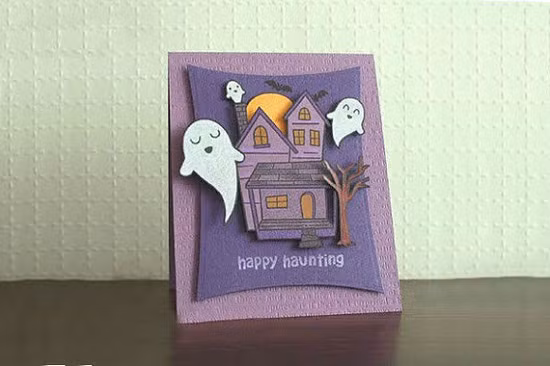 Những tấm thiệp mang phong cách ma quái cũng là món quà được các bạn trẻ lựa chọn để tặng cho nhau nhân dịp Haloween.