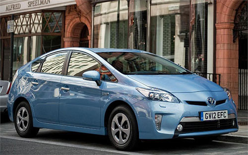 Toyota Prius Plug-in có mức tiêu thụ nhiên liệu chỉ 1,74 lít/100 km và có lượng phát thải khí CO2 ở mức 49g/km. Mẫu xe này sử dụng động cơ lai nhưng là kết hợp giữa xăng và điện. Để sở hữu một chiếc xe như thế này, khách hàng phải bỏ ra số tiền khoảng 30.000 USD.