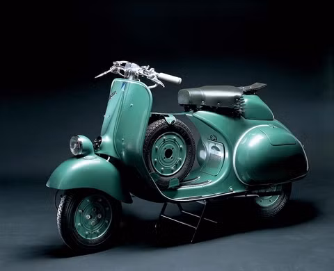 Cứ khoảng vài năm, Piaggio lại tung ra thị trường một mẫu Vespa mới. Tới năm 1950, Piaggio mở rộng sản xuất tới Đức, tăng sản lượng lên 60.000 chiếc và huyền thoại Vespa bắt đầu lan rộng ra khắp thế giới. Năm 1952, mẫu Vespa Seigioni ra đời, đánh dấu một bước tiến quan trọng trong việc mở rộng thị trường của Vespa.
