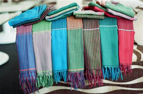 Thời tiết cũng bắt đầu trở lạnh, việc lựa chọn những chiếc khăn quàng cổ làm quà tặng thầy cô nhân ngày 20/11 vừa thể hiện được tình cảm lại vừa thể hiện được sự tâm lý của người mua tặng. Tùy vào kiểu dáng, màu sắc và chất liệu mà giá mỗi chiếc khăn quàng cổ dao động từ 100 - 300.000 đồng.