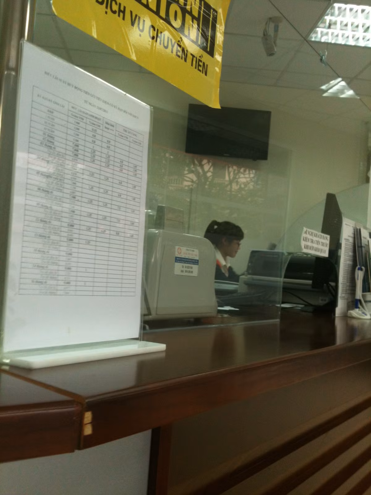 Theo lời nhân viên làm việc tại đây, không khí vắng vẻ là do một số nhân sự đã lên số 1, Yết Kiêu (chi nhánh Hà Nội của ngân hàng) để trao đổi công việc, số còn lại thì bận việc khác. Một nhân viên tỏ ra ngao ngán khi nói rằng số phận một ngân hàng đã chấm dứt.