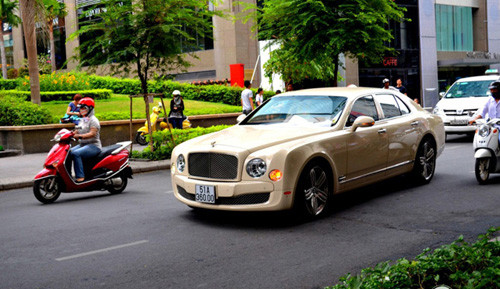 Trang Autogespot cũng từng đăng tải những hình ảnh về chiếc Bentley Mulsanne tại TP.HCM. Hiện tại, Bentley Mulsanne chính là mẫu xe đắt giá nhất mà hãng xe sang Anh quốc sản xuất. Giá bán của Mulsanne tại nước ngoài là khoảng 300.000 USD. Bentley Mulsanne trang bị động cơ V8 6,75 lít, công suất tối đa 512 mã lực và mô-men xoắn cực đại 1.020 Nm.