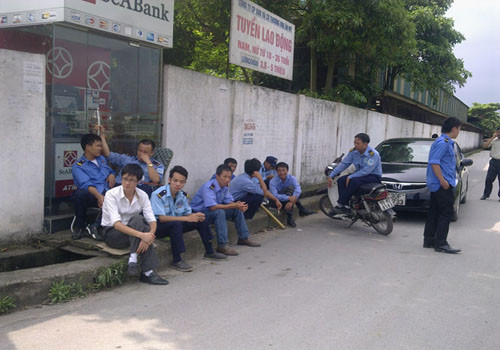 Cảnh nhân viên ngân hàng ngồi xiết nợ tại Công ty Âu Mỹ vào hôm 6/5/2013. Ảnh: Internet.