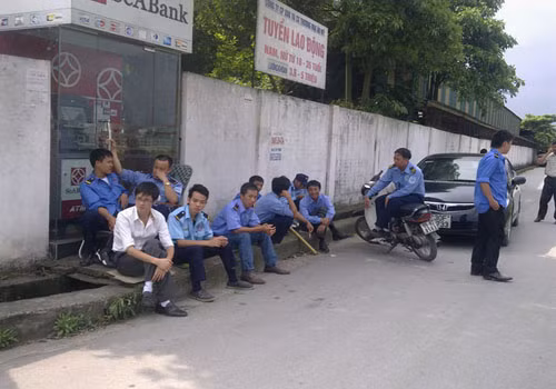 Cảnh nhân viên ngân hàng ngồi xiết nợ tại Công ty Âu Mỹ vào hôm 6/5/2013. Ảnh: Internet.