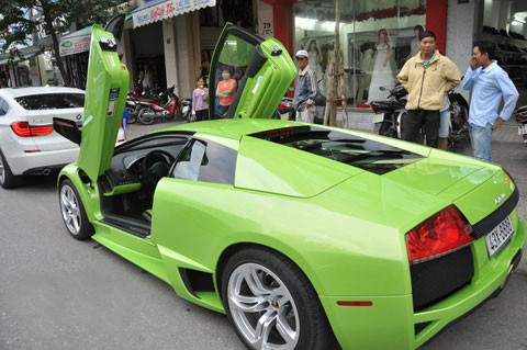 Lamborghini Murcielago LP640 được bán giá 300.000 USD cho phiên bản coupe và trên 345.000 USD cho phiên bản mui trần.