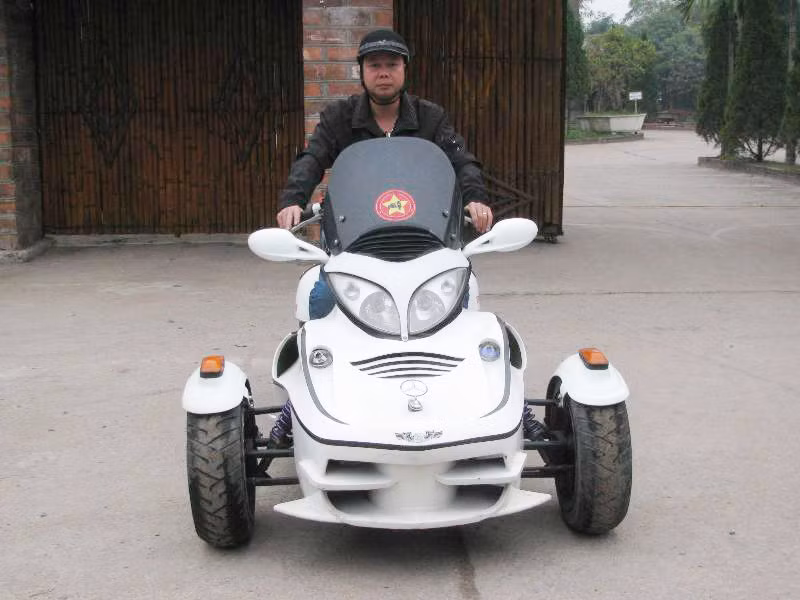 Anh Thắng (ở Long Biên, Hà Nội), chủ nhân của Can-Am "made in Viet Nam" rất tâm đắc với sản phẩm không đụng hàng của mình.