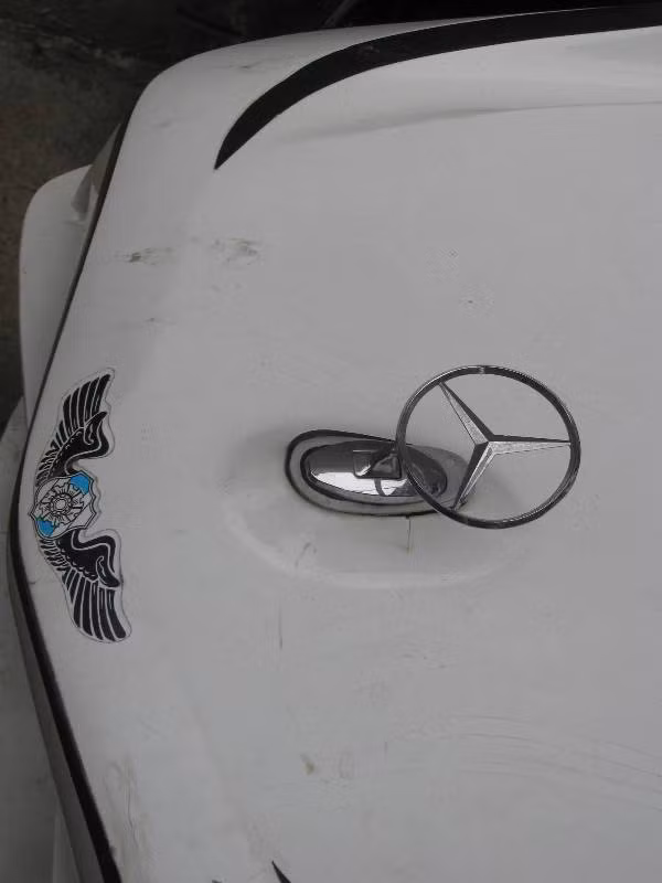 Thương hiệu của hãng xe sang Mercedes với ngôi sao 3 cánh cũng được chủ nhân của gắn vào đầu xe với ý nghĩa tượng trưng cho 3 bánh của xe.