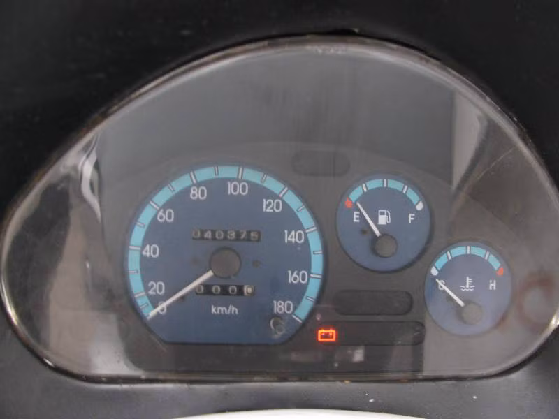 Đồng hồ được góp nhặt từ xe matiz, dùng để báo tốc độ, xăng và nhiệt độ dầu.