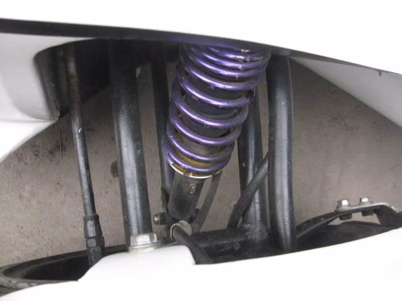 Xe có hệ thống an toàn đủ dùng gồm: 2 phanh đĩa trước, phanh sau tang trống, treo trước dạng chữ A dùng thụt lò xo và treo sau dạng cứng, thụt lò xo được lấy từ xe máy phân khối lớn cũ, màu tím được giữ nguyên bản.