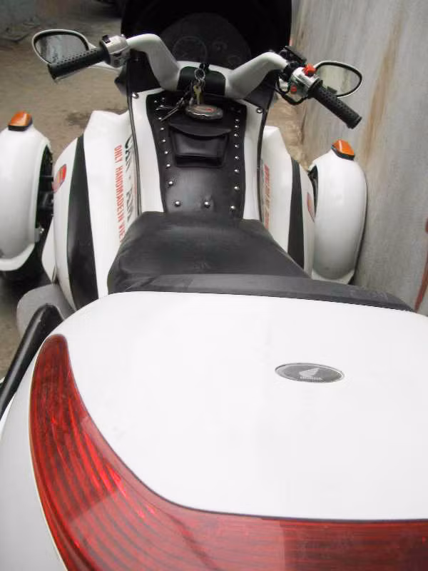 Ngay cả kích cỡ của xe cũng chỉ được đo bằng mắt, với chiều dài xe khoảng 1,7 m. Sau khi trải qua công đoạn gò, hàn thủ công và hình thành phần thô của xe, Can-Am được phủ ma-tít và sơn bóng với tông màu trắng chủ đạo.