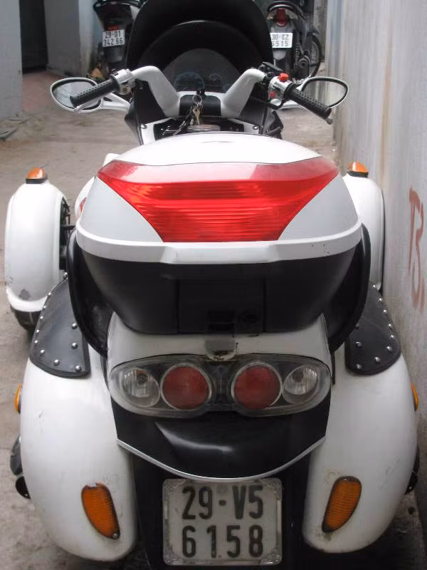 Chiếc xe được hoàn thành trong vòng 2 tháng với kiểu dáng không hề thua kém so với Can-Am chính hãng. Tuy nhiên, "siêu mô tô" này chỉ là tập hợp các nguyên vật liệu được nhặt nhạnh từ các cửa hàng ô tô, xe máy, được mang về gọt đẽo và lắp ráp thủ công.