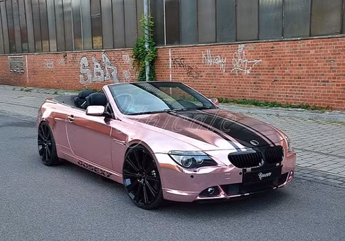 Chiếc BMW 640i Convertible được hãng độ Unicate Germany bọc lên mình lớp áo crôm màu hồng champagne sáng bóng. Ngoài lớp vỏ crôm hồng thì siêu xe này còn có thêm bộ la-zăng màu đen 22 inch của ConDeni Altimo, hệ thống giảm xóc hạ thấp hơn, bọc ống xả crôm đen. BMW 640i Convertible sử dụng động cơ 3 lít 6 xi-lanh thẳng hàng, công suất 315 mã lực, mô-men xoắn cực đại 450 Nm. Hộp số tự động 8 cấp.
