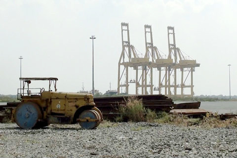 Trong khi đó, đường dẫn vào bến cảng, khu vực để hàng vẫn chưa được hoàn thiện.