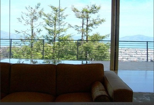 Năm 1998, Larry Ellison mua ngôi nhà tại số 2850 Broadway San Francisco với giá 3,9 triệu USD. Ellison từng đâm đơn kiện những người hàng xóm về việc những cây tùng bách của họ cản trở tầm nhìn của ông từ căn nhà.