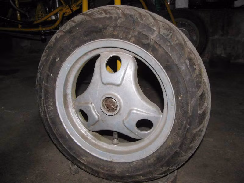 Bánh xe của xe máy được gắn cho trực thăng.