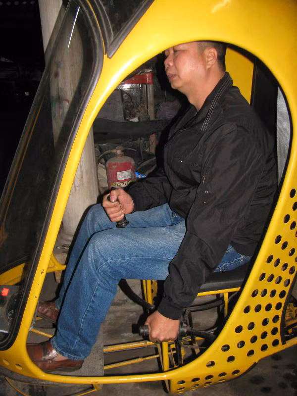 Khi đó, tay trái giữ ga, tay phải kéo cần điều khiển cất, hạ cánh để máy bay bay lên.