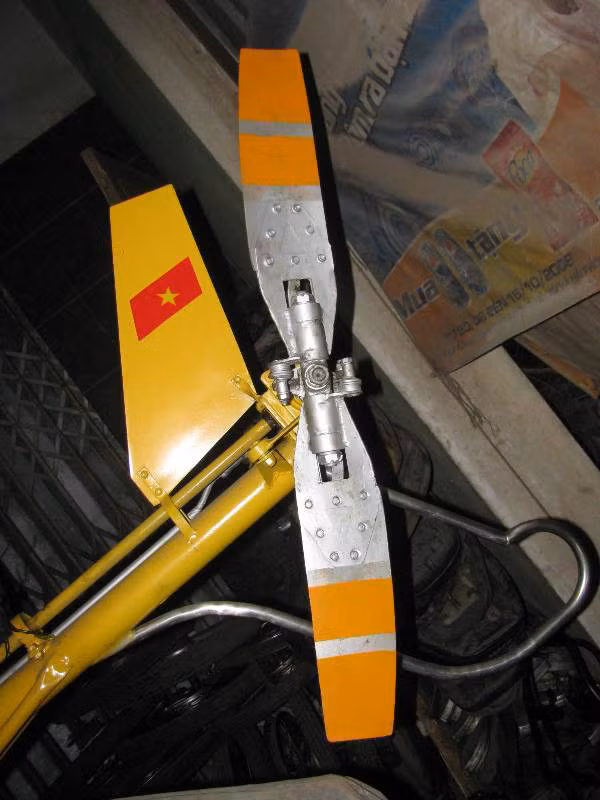 Từ công đoạn lên ý tưởng đến khi hoàn thành máy bay, anh Thắng phải bỏ ra 3 tháng. Ban đầu anh tìm mua loại thép có độ đàn hồi cao, chịu lực tốt để làm khung máy bay giúp nó có thể nâng được khối động cơ. Sau đó, khi chế tạo cánh quạt, anh dùng những thanh thép dẻo làm lõi cho cánh quạt rồi bọc lớp inox vào hàn lại.