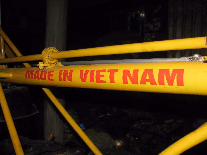 Chiếc trực thăng có màu vàng (màu người thợ hàn này rất ưa thích), cao 2,6 m, dài 6,8 m, có trọng lượng 185 kg, sải cánh dài 5,6 m. Đặc biệt, các chi tiết đều được anh Thắng chế tạo, gò, hàn thủ công nhưng rất thẩm mỹ. Sản phẩm của anh được đóng mác "made in Viet Nam" dọc thân máy bay.