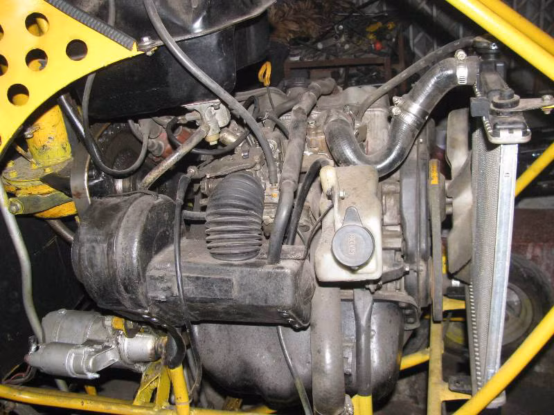 Chiếc trực thăng sử dụng động cơ 38 KW, vốn là động cơ ô tô cũ. Động cơ này được anh Thắng "độ" từ vòng tua 4.500 - 5.000 vòng/phút xuống còn 700 vòng/phút.