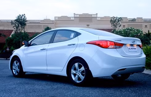 Elantra là dòng xe được Hyundai sản xuất hướng tới giới trẻ. Thiết kế là điểm mạnh của Elantra so với toàn cảnh thị trường ở phân khúc này. Đường nét theo triết lý "Điêu khắc dòng chảy" với những đường gân khí động học. Nhìn ngang, Elantra hao hao các dòng xe coupe 4 cửa.
