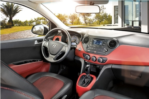 Điểm nổi bật nhất của Grand i10 chính là cụm lưới tản nhiệt cỡ lớn, cản trước thiết kế thể thao và đèn xi-nhan LED trên gương chiếu hậu. Cản sau cũng được cách tân thể thao hơn, đi cùng với cụm cánh hướng gió trên nóc xe. So với các đối thủ khác, xe có nét khác biệt đó là khởi động bằng nút bấm, trang bị cửa gió phía sau, thường chỉ trang bị cho những mẫu xe cao cấp hơn.